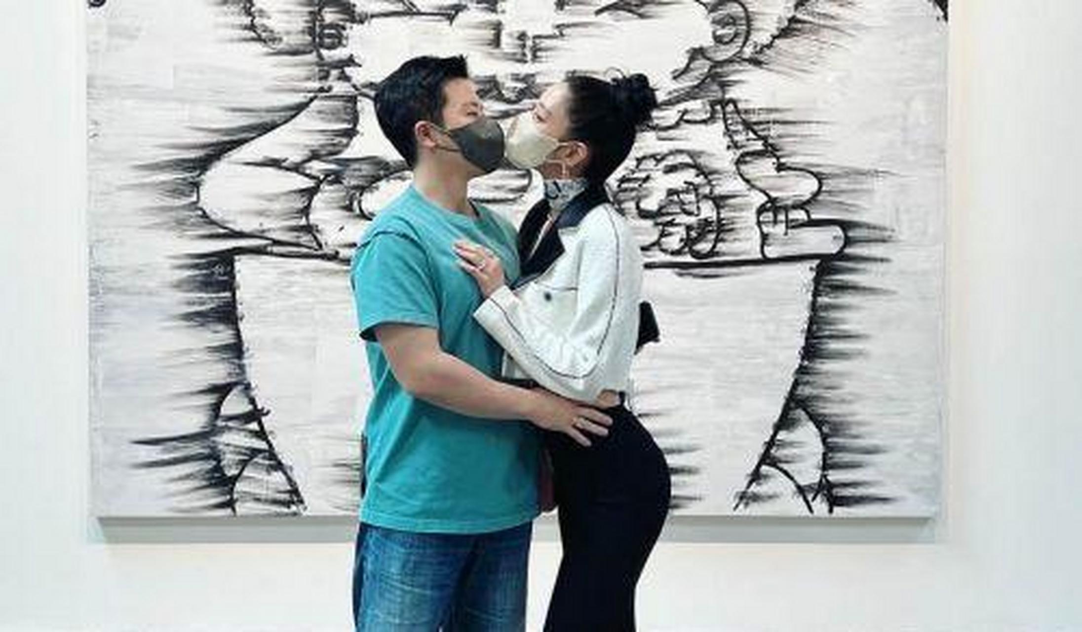 亚洲第一美人李成敏曝光与老公亲吻照