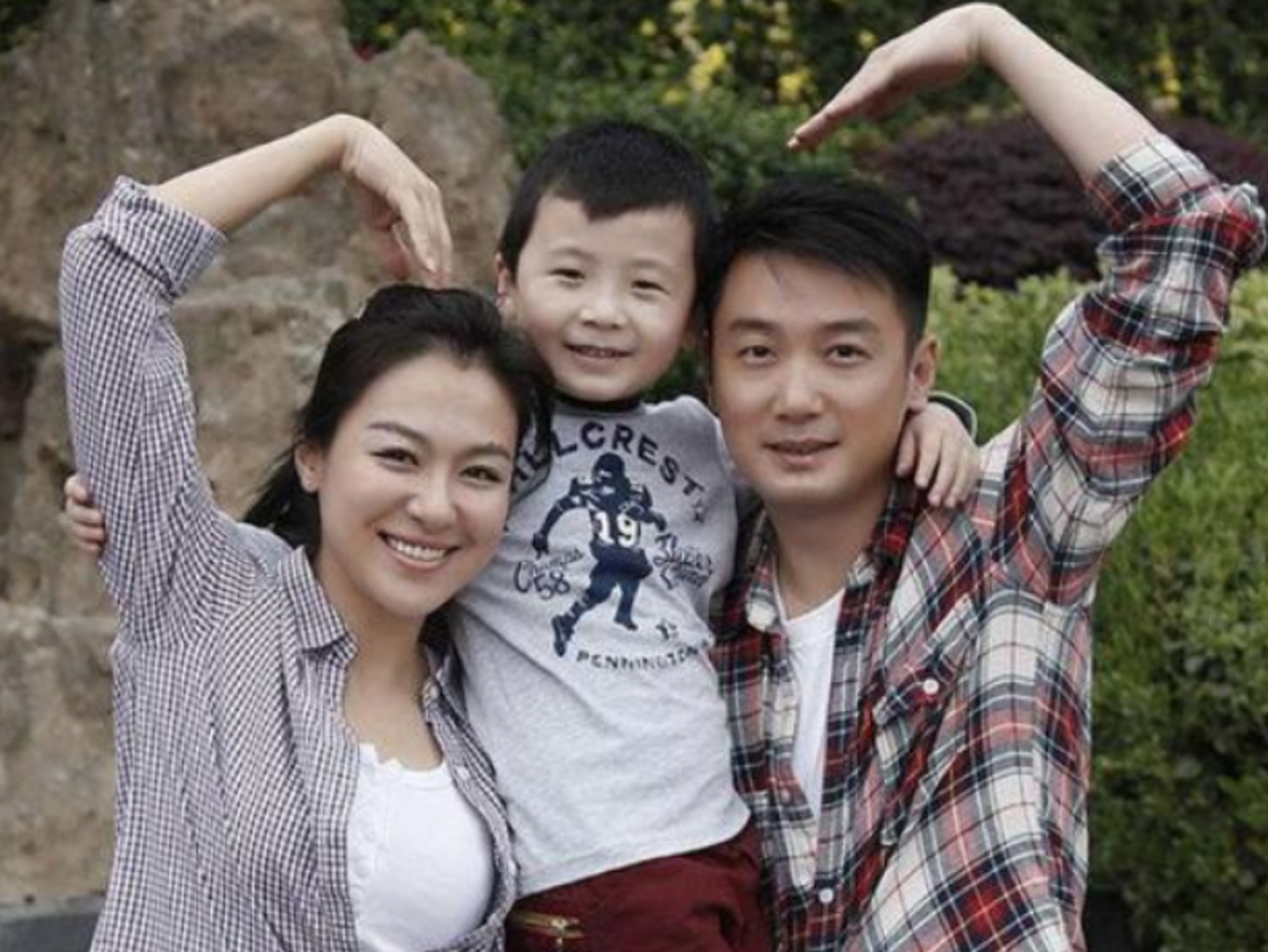 有一天,沈傲君相遇了一个外交官,他爱她,尊重她,还提出婚姻的诉求.