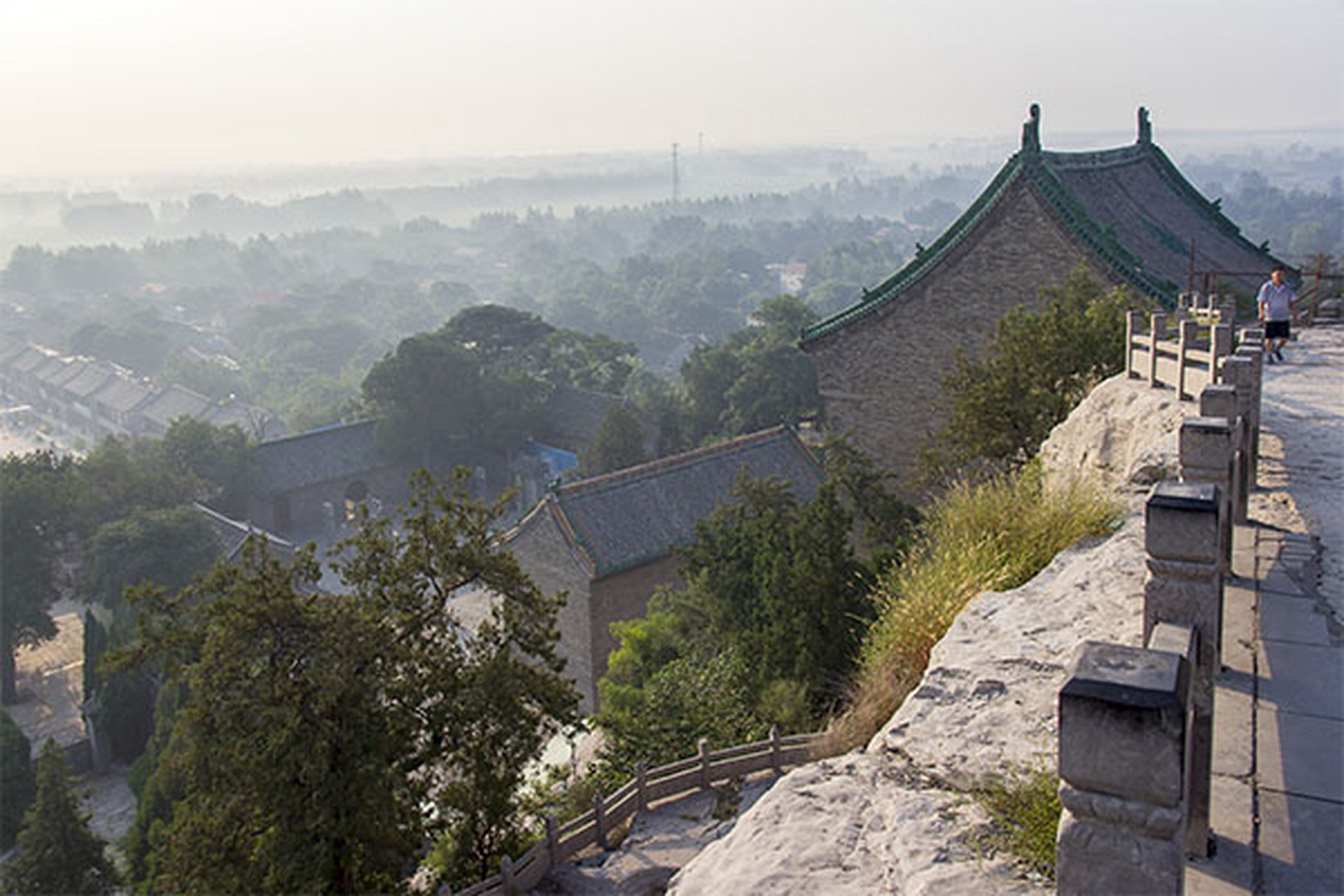 少林寺方丈永信书写的佛字石刻金光闪闪 少林寺方丈永信书写的佛