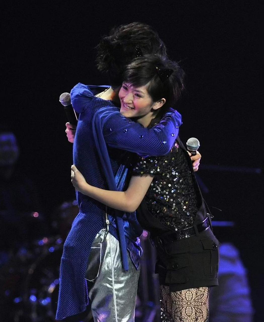 当年谢娜和张杰在台上拥抱时,那时候的谢娜是真的漂亮啊!