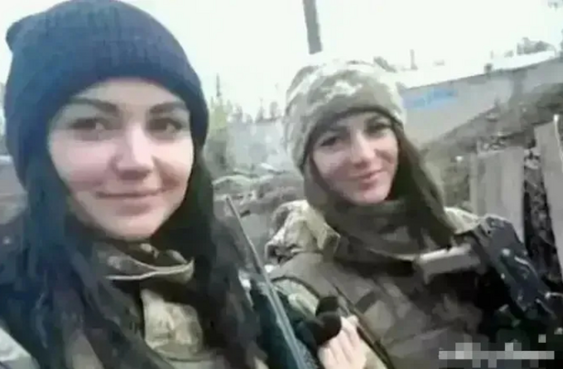 "惨烈,俄乌战场尸横遍野,乌兵女子的尸体被堆积在一起.