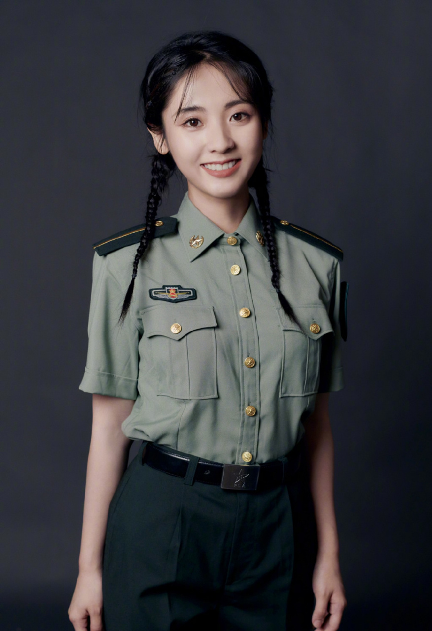 邢菲军装造型,一身军装麻花辫,英气十足.