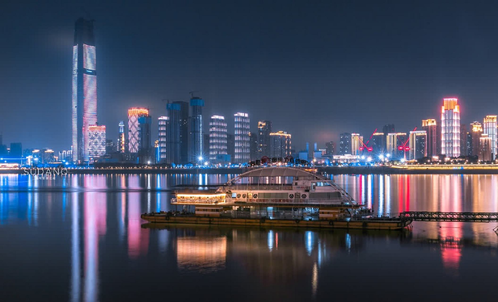 宝湖北真美#   这种城市夜景(江景)在新一线城市是什么水平?