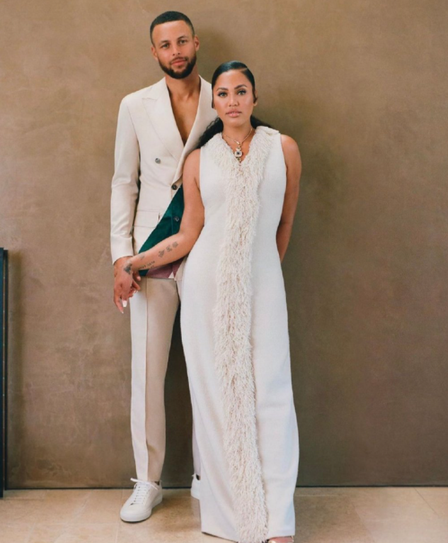 库里和老婆阿耶莎可以说是nba的模范夫妻,近日库里更新了社交媒体,晒
