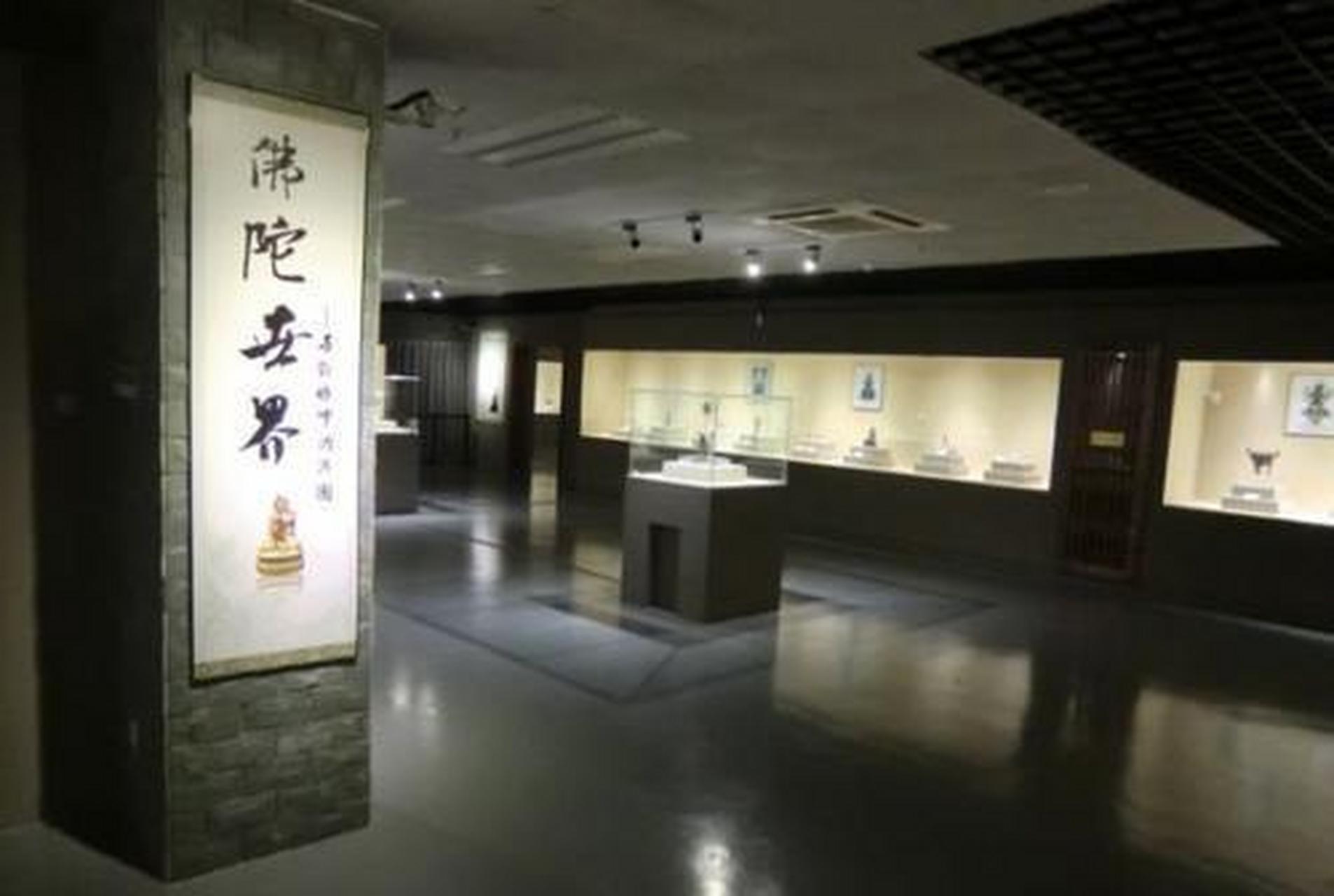 深圳市望野博物馆有一战国玉覆面,该展品由14块玉石组成,全长25厘米