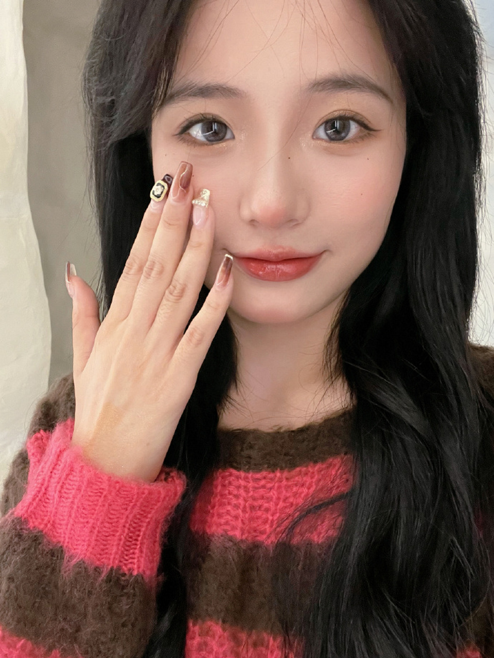 近几日,空空日记疑似官宣和@小鱼海棠owo 恋情,还晒出两人亲密合影.