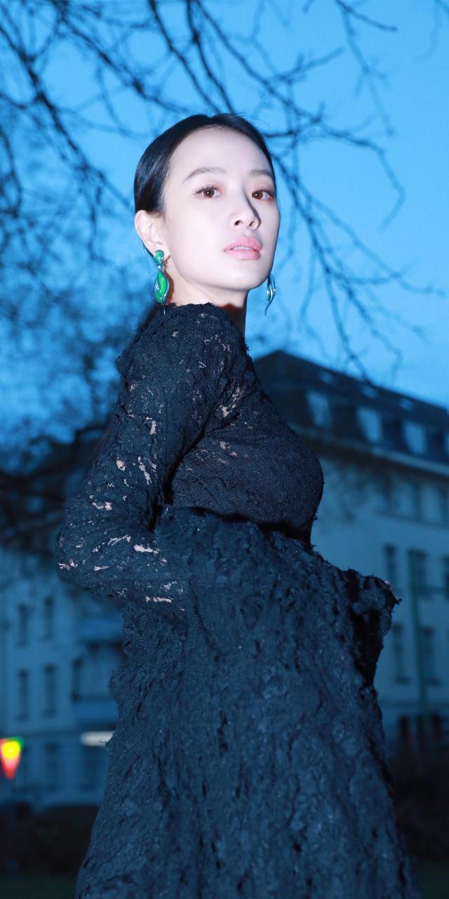 李梦黑色氛围感街拍写真壁纸组图.
