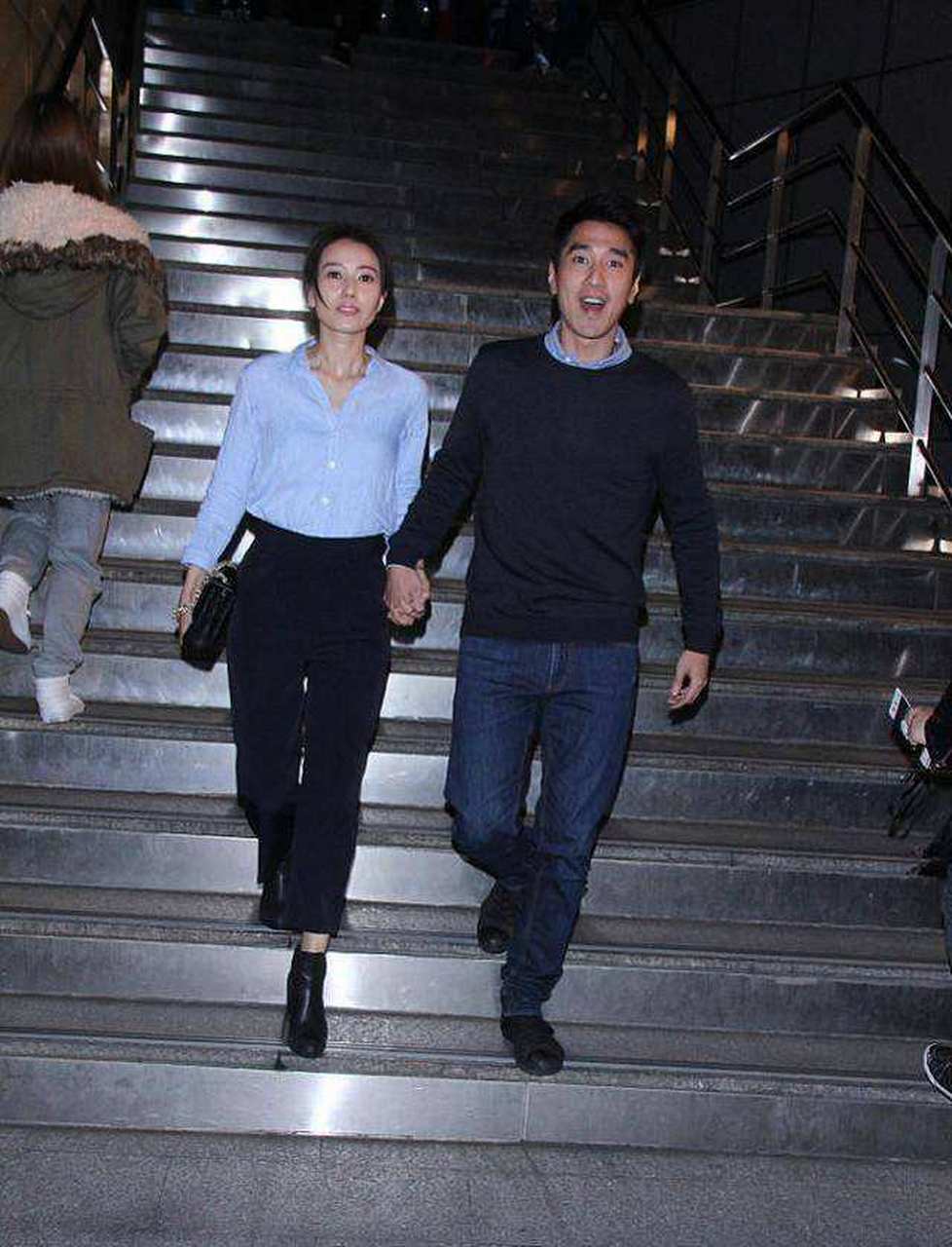 网友偶遇高圆圆赵又廷逛街,全程手拉手,赵又廷身高一米六引热议