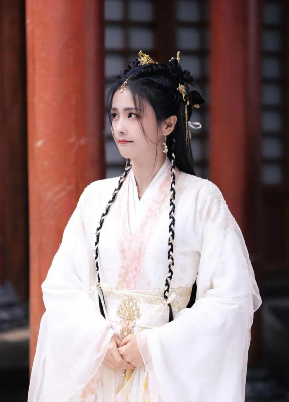 叶夕雾明星的高质量人生经历如下:  叶夕雾明星出生于一个普通家庭,但