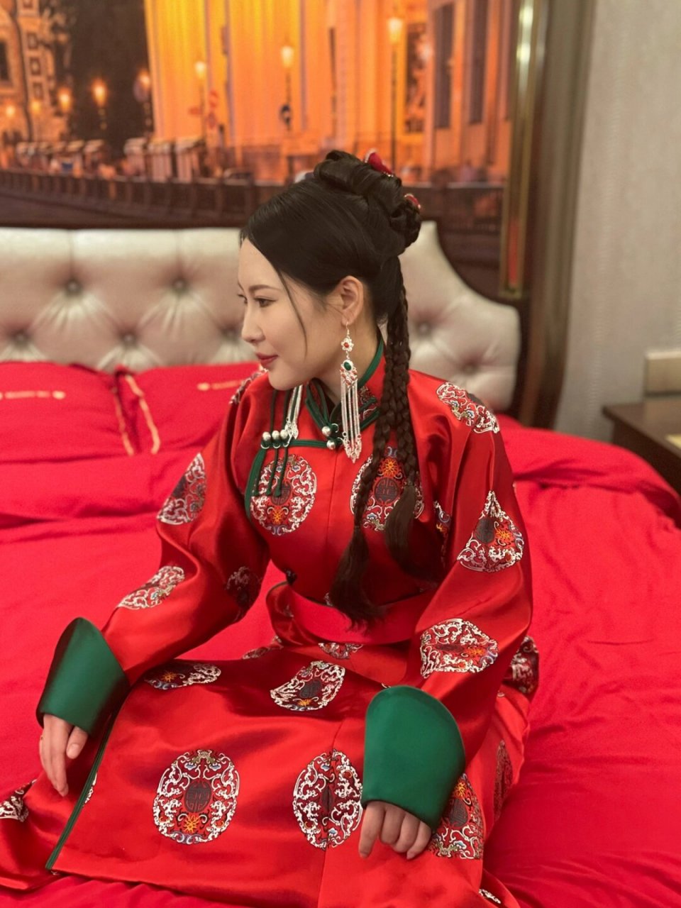 这种造型不仅展现出蒙古族姑娘的独特魅力,也传递出一种豪放