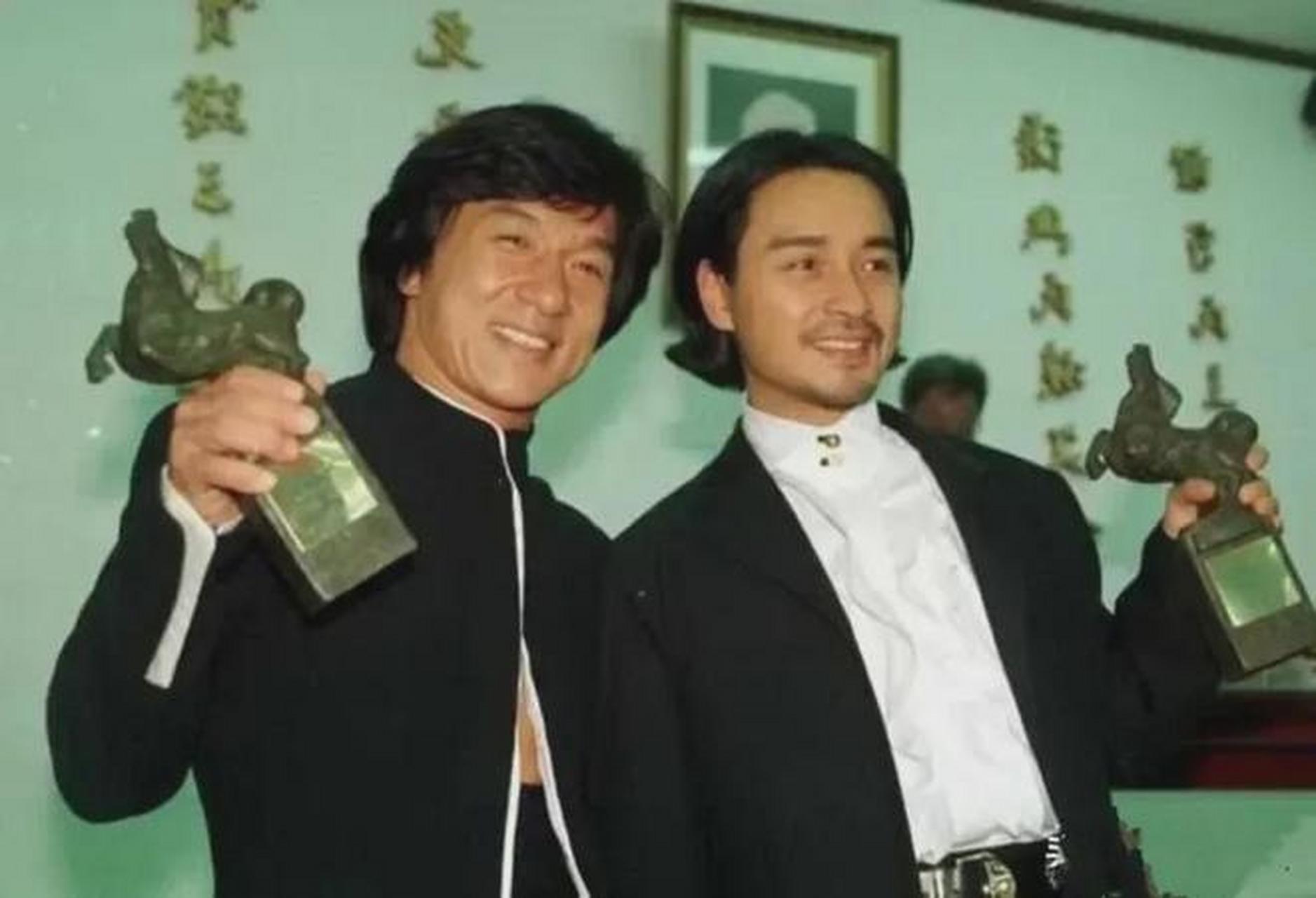 1993年的第30届金马奖颁奖典礼,成龙和张国荣在舞台上一起拿起了奖杯