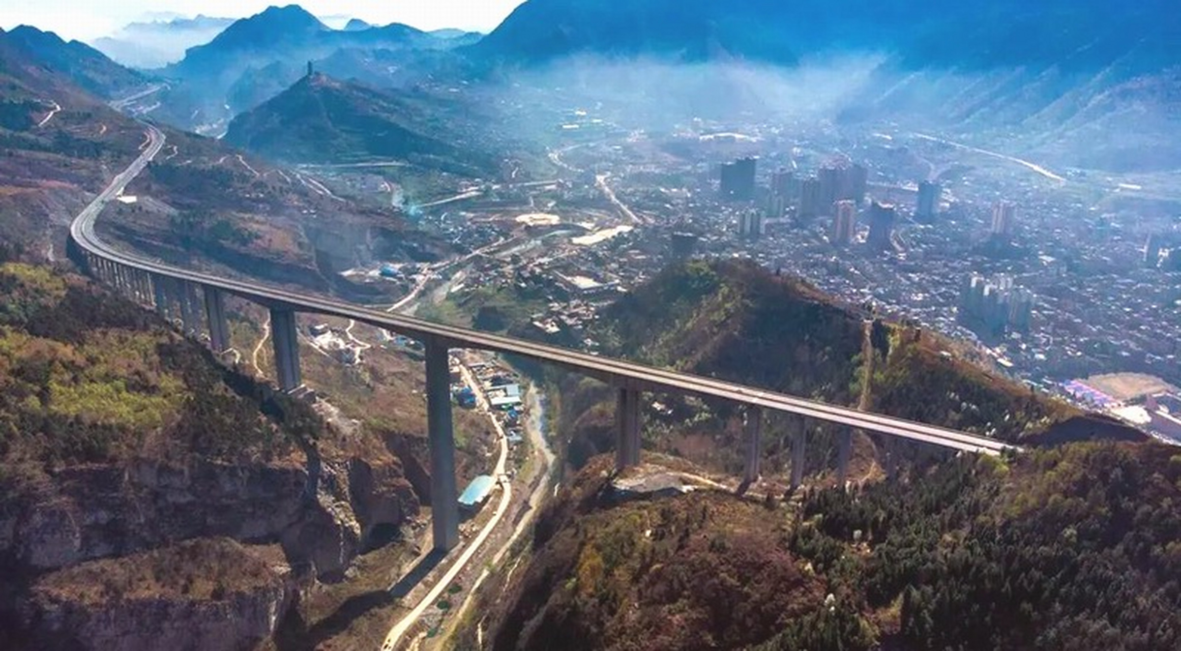 中国第一高墩大桥——赫章特大桥 赫章特大桥位于贵州毕节至威宁高速