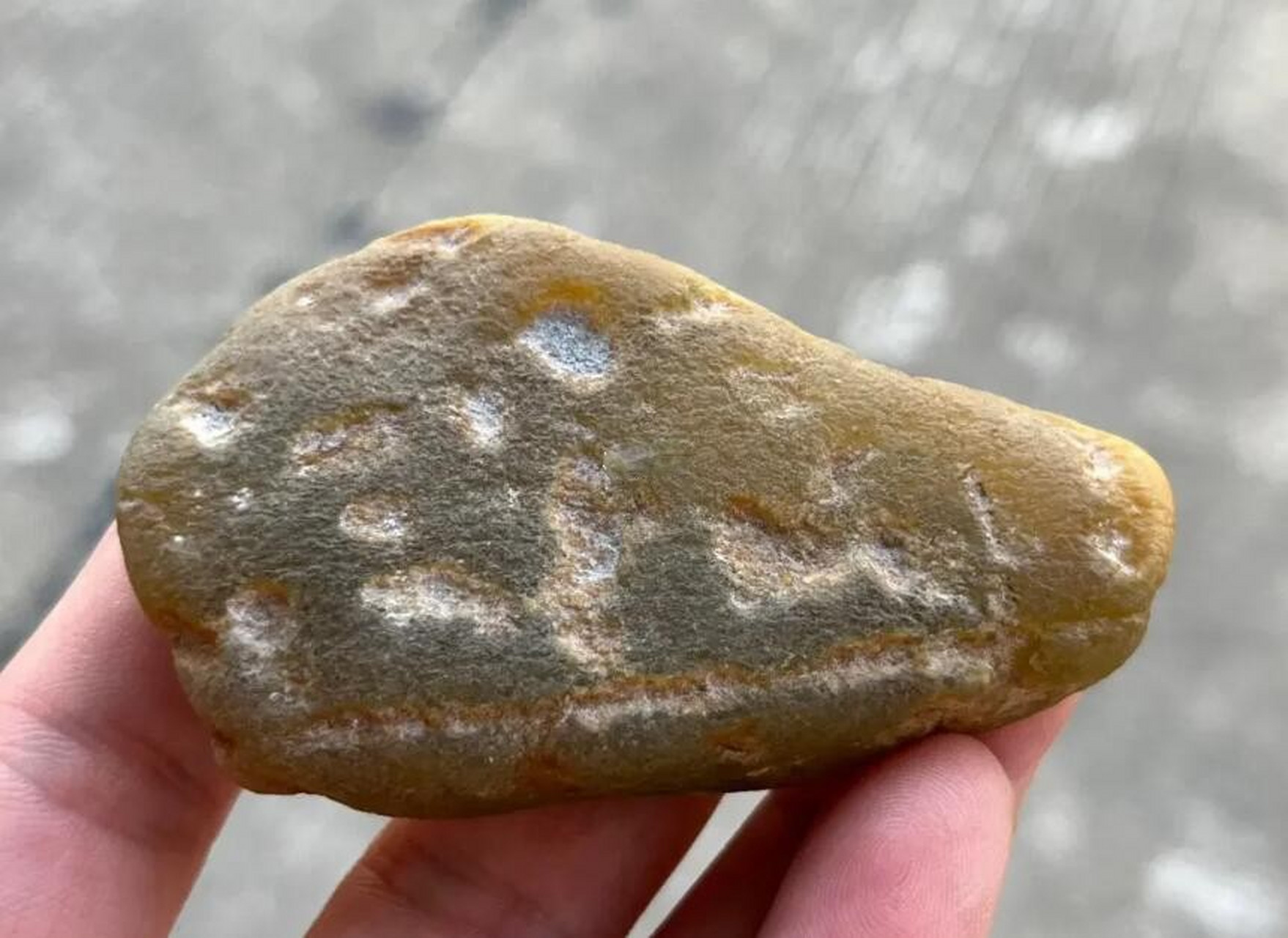 翡翠原石##点击头像看直播# 大马坎水石,重65克,是一个冰黄小料,皮壳