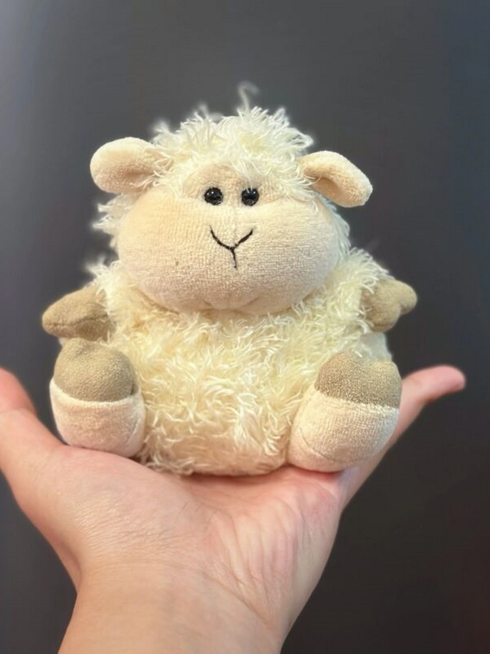 jellycat 绝版 布丁羊咩咩  这款由jellycat出品的绝版布丁羊咩咩玩偶