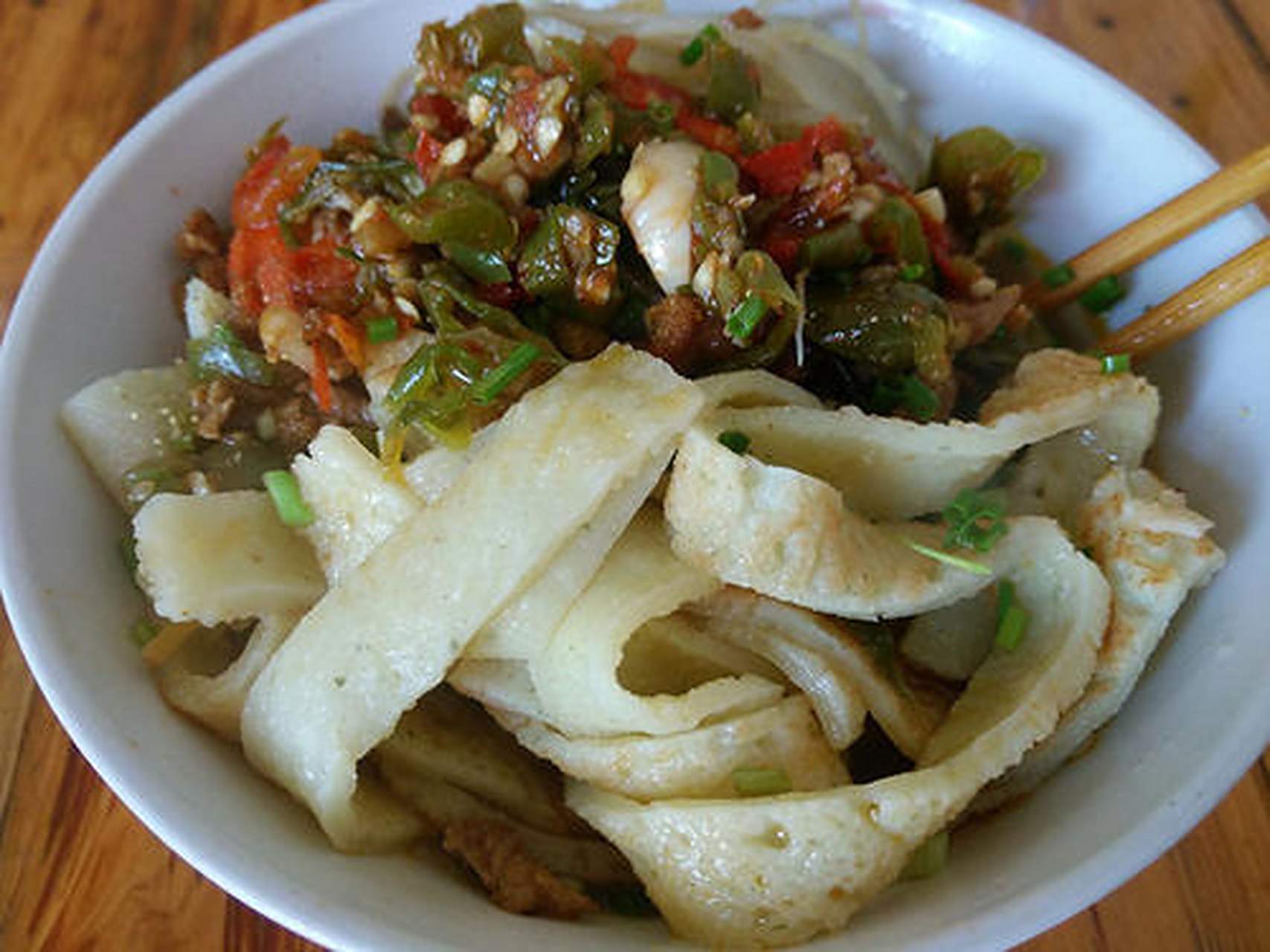 到铜仁游玩,一定要尝一尝锅巴粉,由特殊的大米(配有绿豆,花生,生菜等