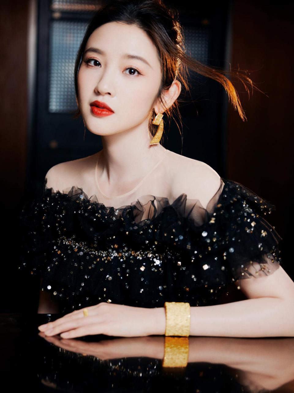 唐艺昕星河闪钻纱裙写真图集.精致扎发,明眸红唇,宛如美丽的黑天鹅,唐