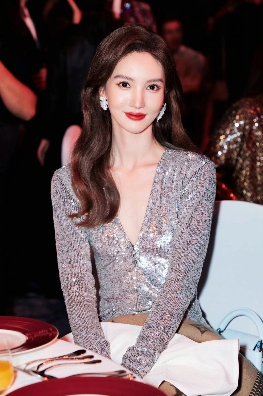 金晨一天3套高定礼服 姐姐美得很轻松!