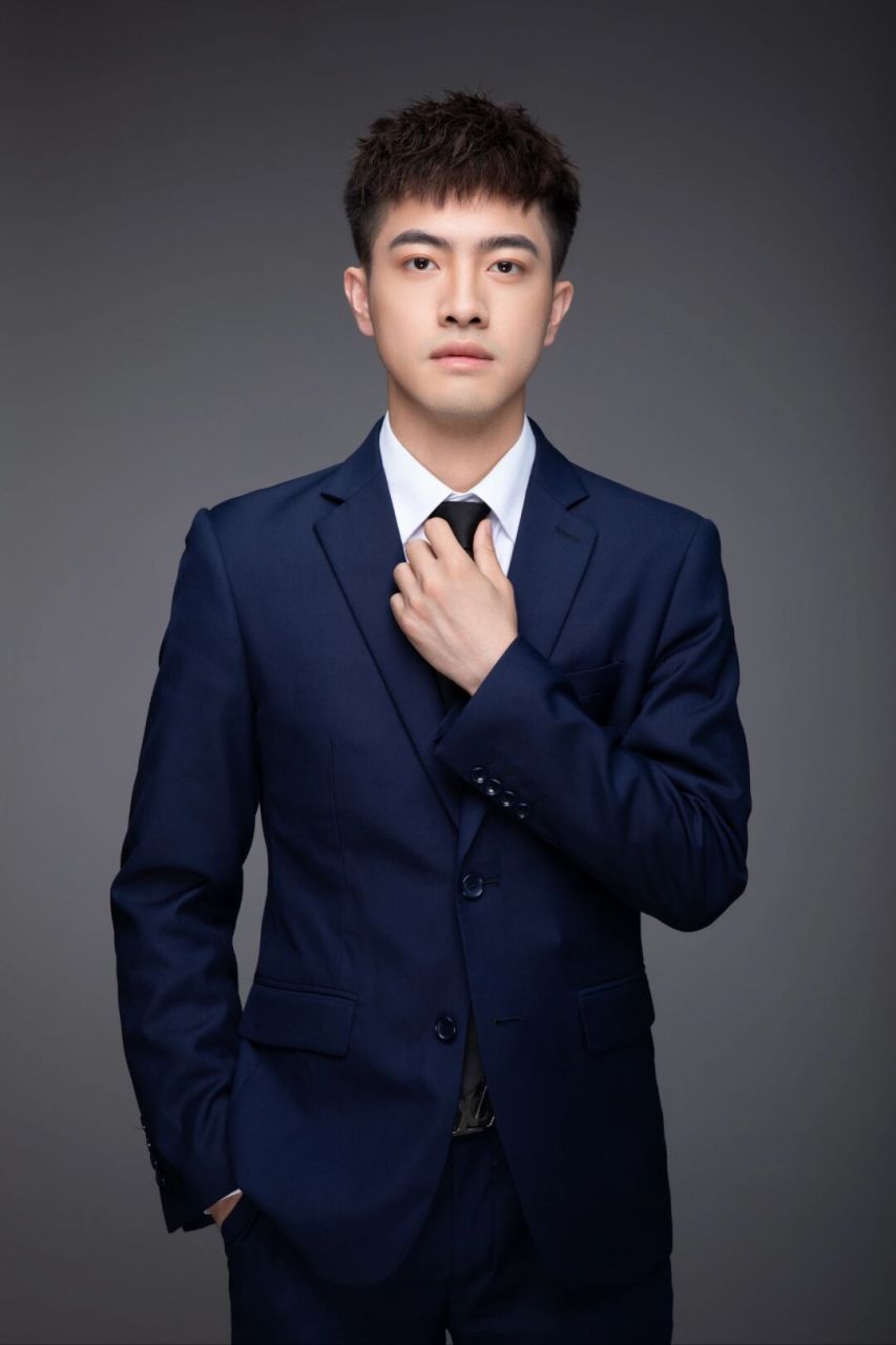 地产销售精英职业照  亲爱的房地产销售同行们,你们是否正在为即将