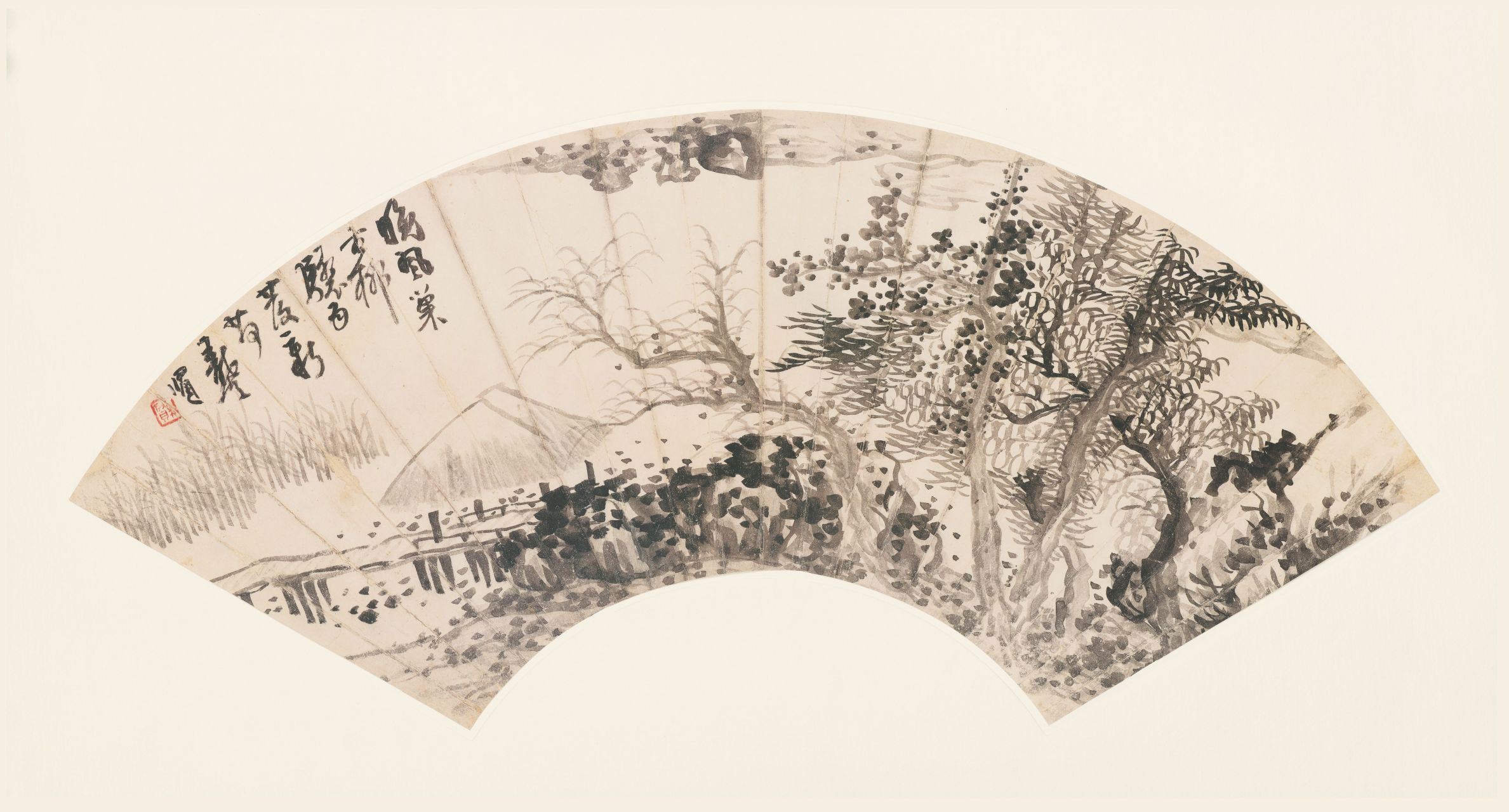 它以扇面的形式将中国传统的山水画呈现出来,给人一种极度的舒适感和