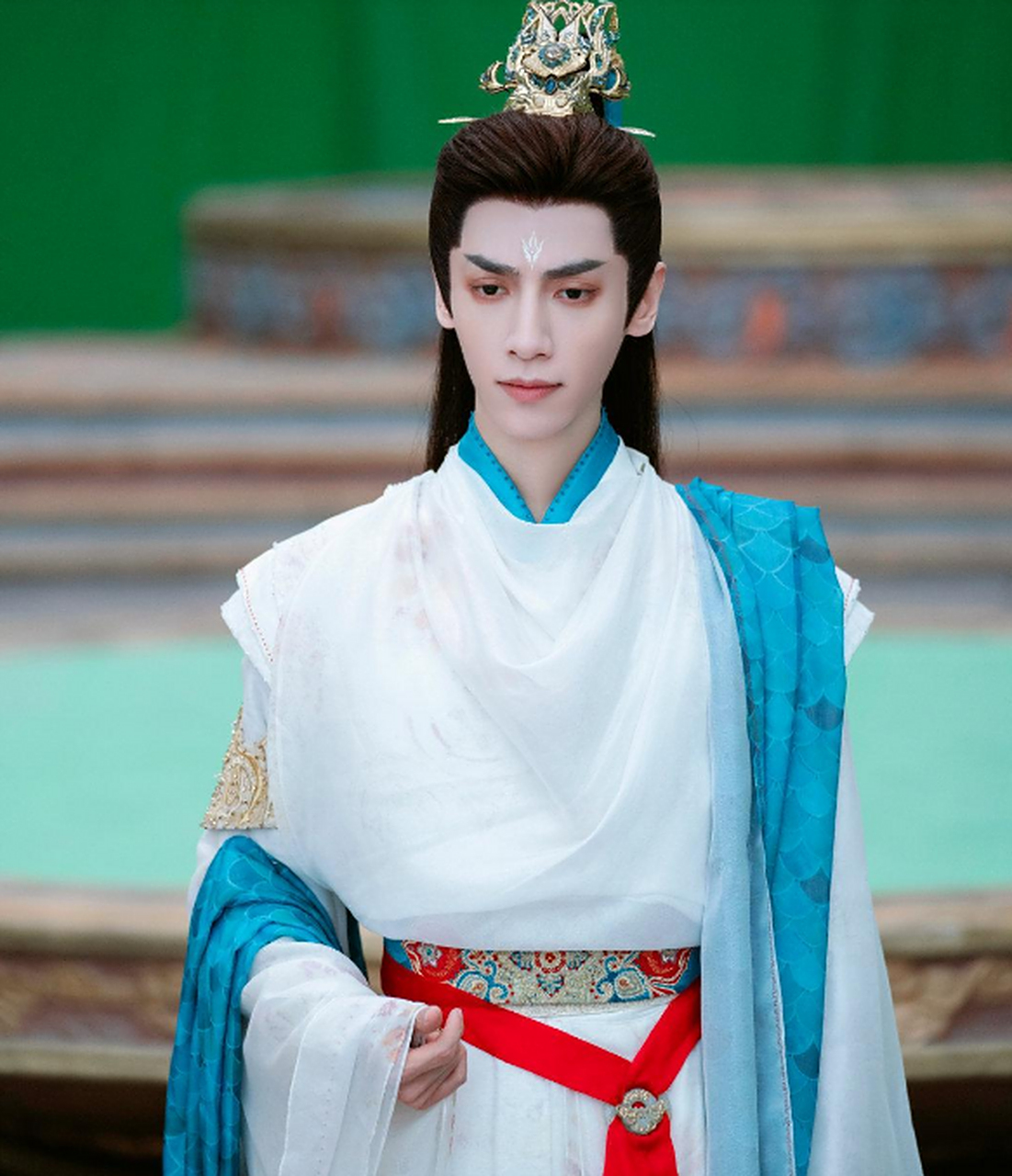 罗云熙《长月烬明》新剧照,白衣造型好帅气!除了瘦没毛病,都瘦脱相了.