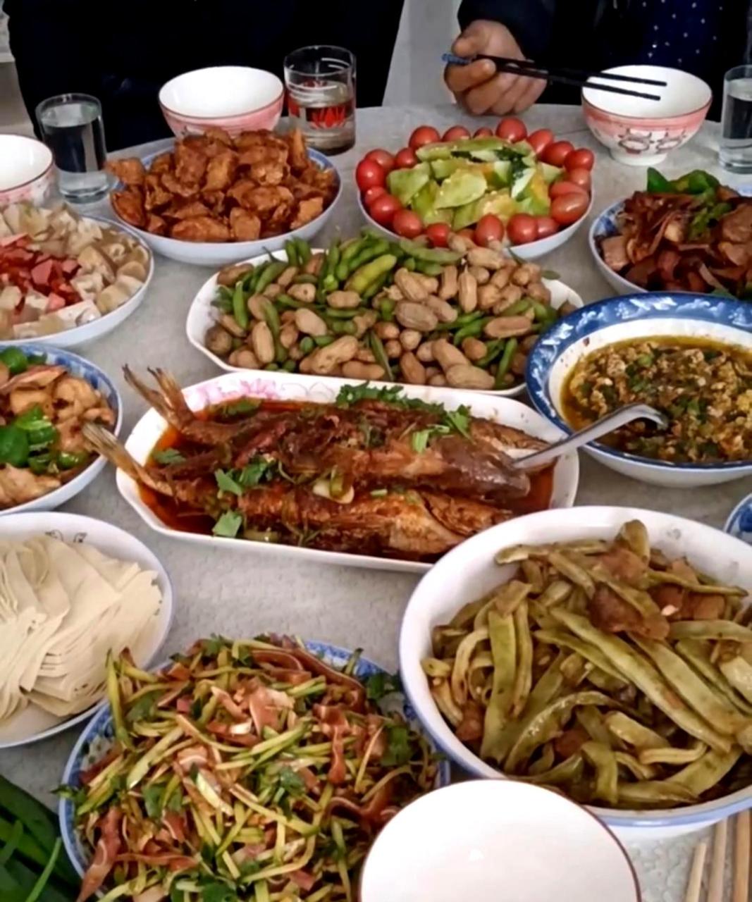 大哥为我们送行做了一桌丰盛的饭菜,结束了"五一"假期.