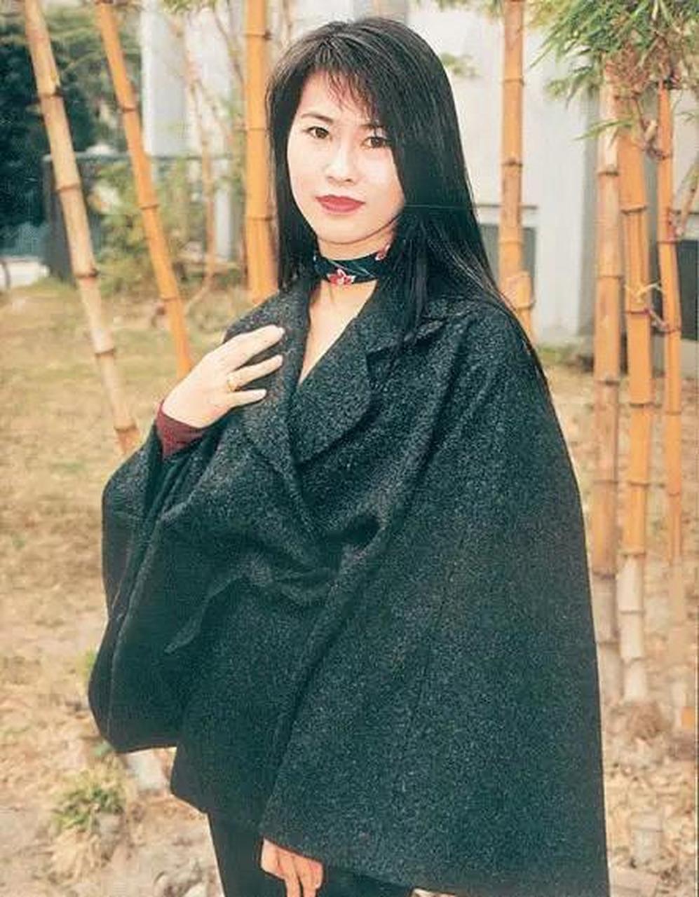 2012年,"女歌手"蔡龄龄,从高楼一跃而下结束了年轻的生命.