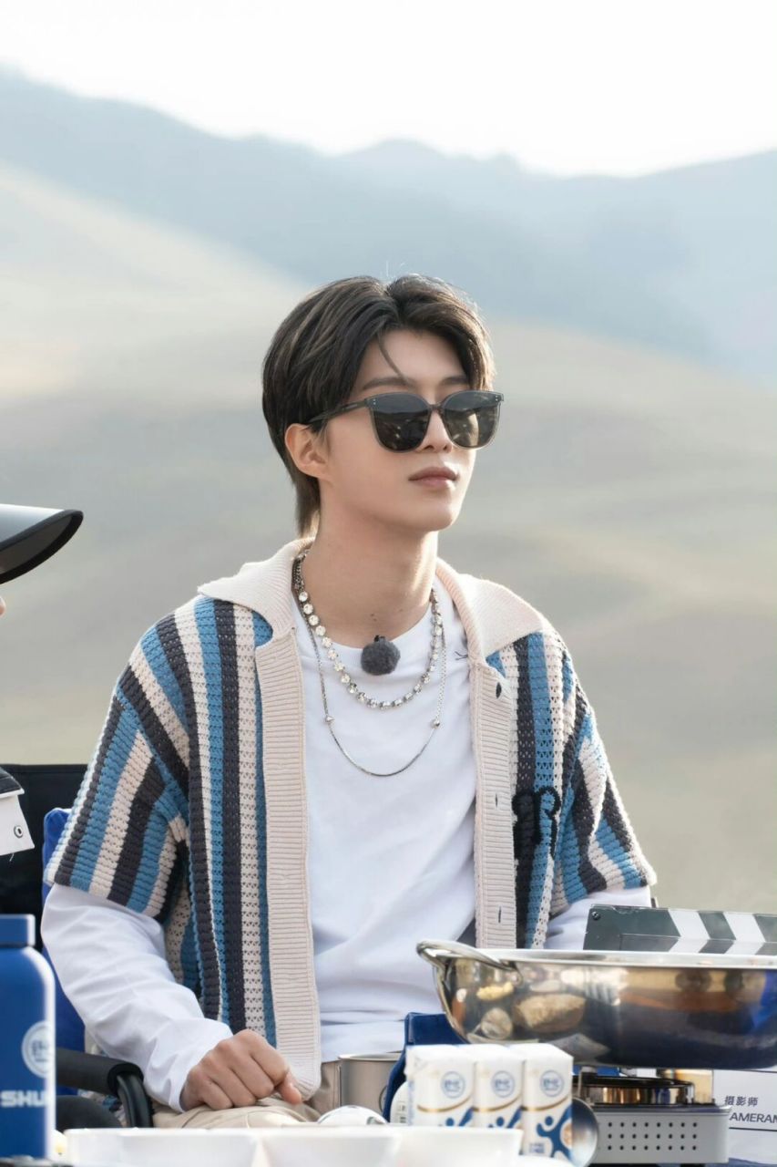 丞丞真的太会穿了 范丞丞《现在就出发》百元就可get的同款 ,|||上衣