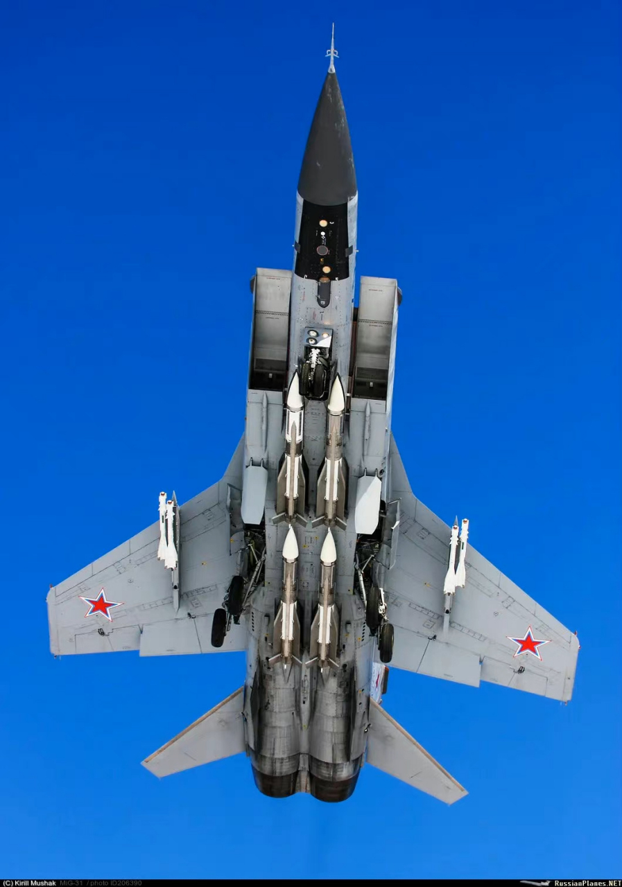 俄罗斯空天军米格-31截击机配装的r-37m远距空空导弹和r-33远距空空