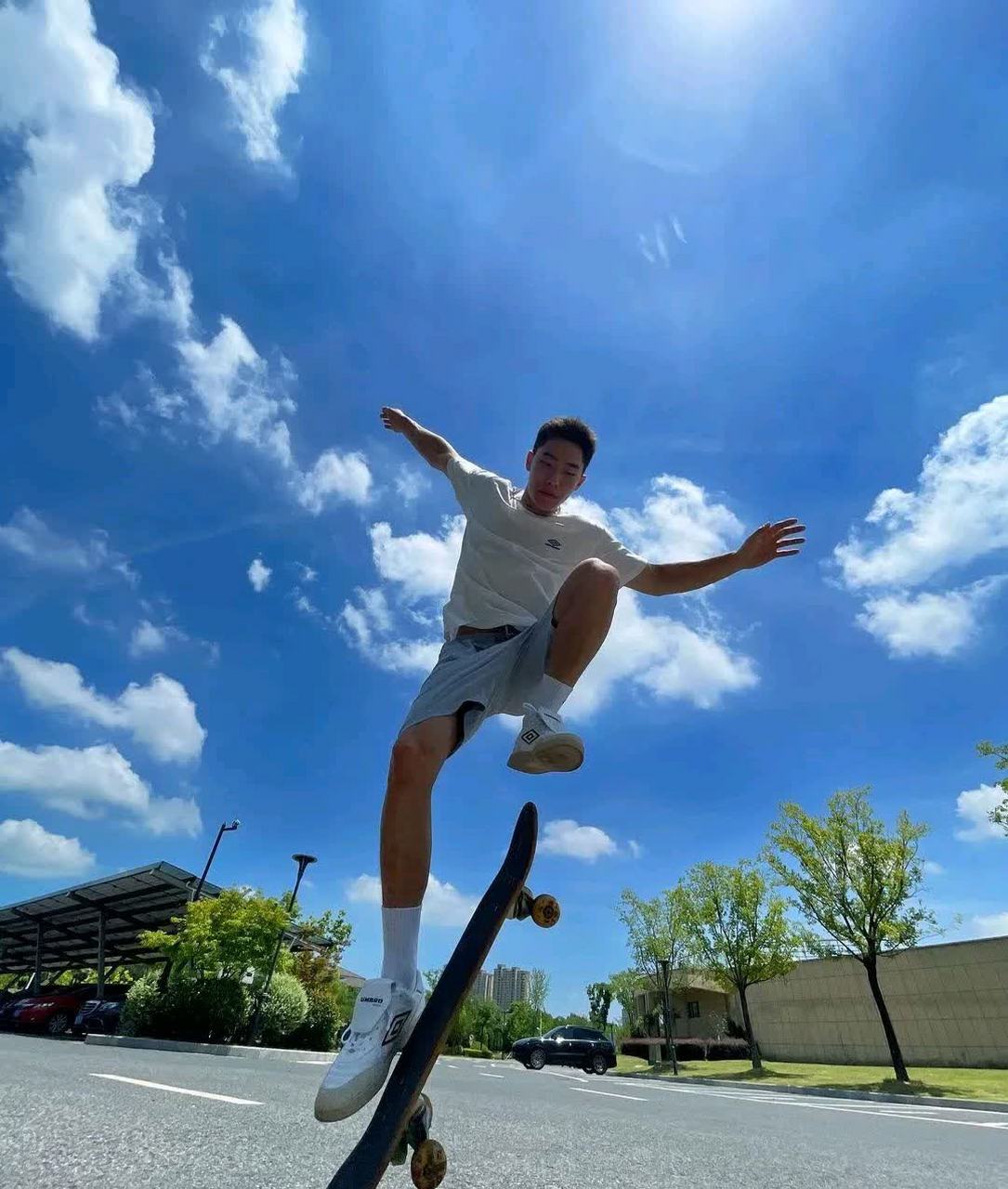 滑板帅哥太阳在动