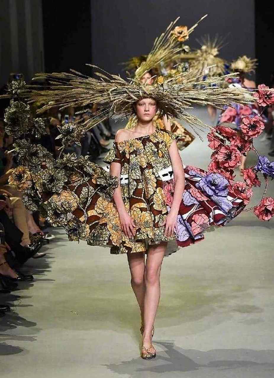 viktor & rolf之前有过这种稻草人的造型,夸张的草帽搭配乡村风的礼服