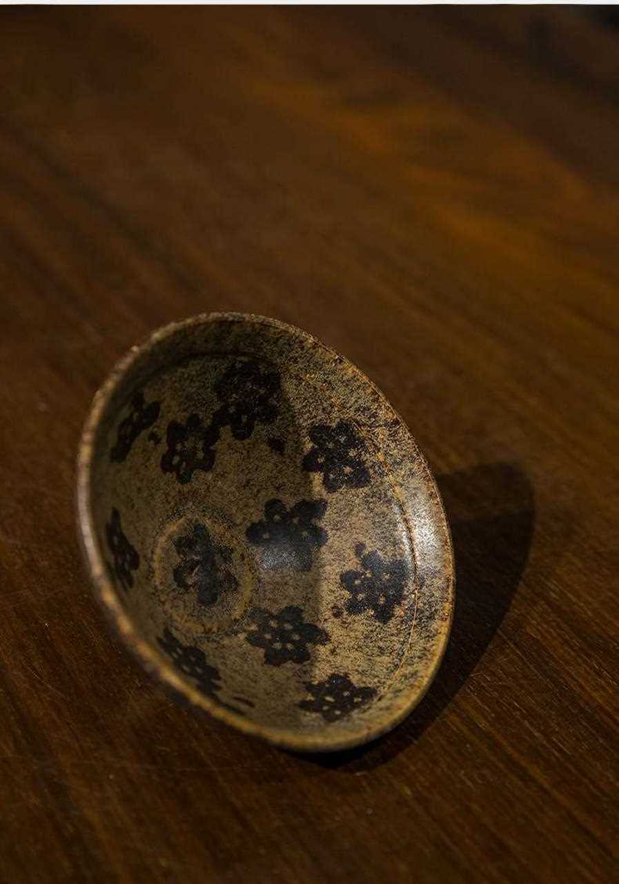 清 束口斗笠盏 尺寸:2×2×5 价格:0 此盏束口,斜直壁,因形似斗笠,故