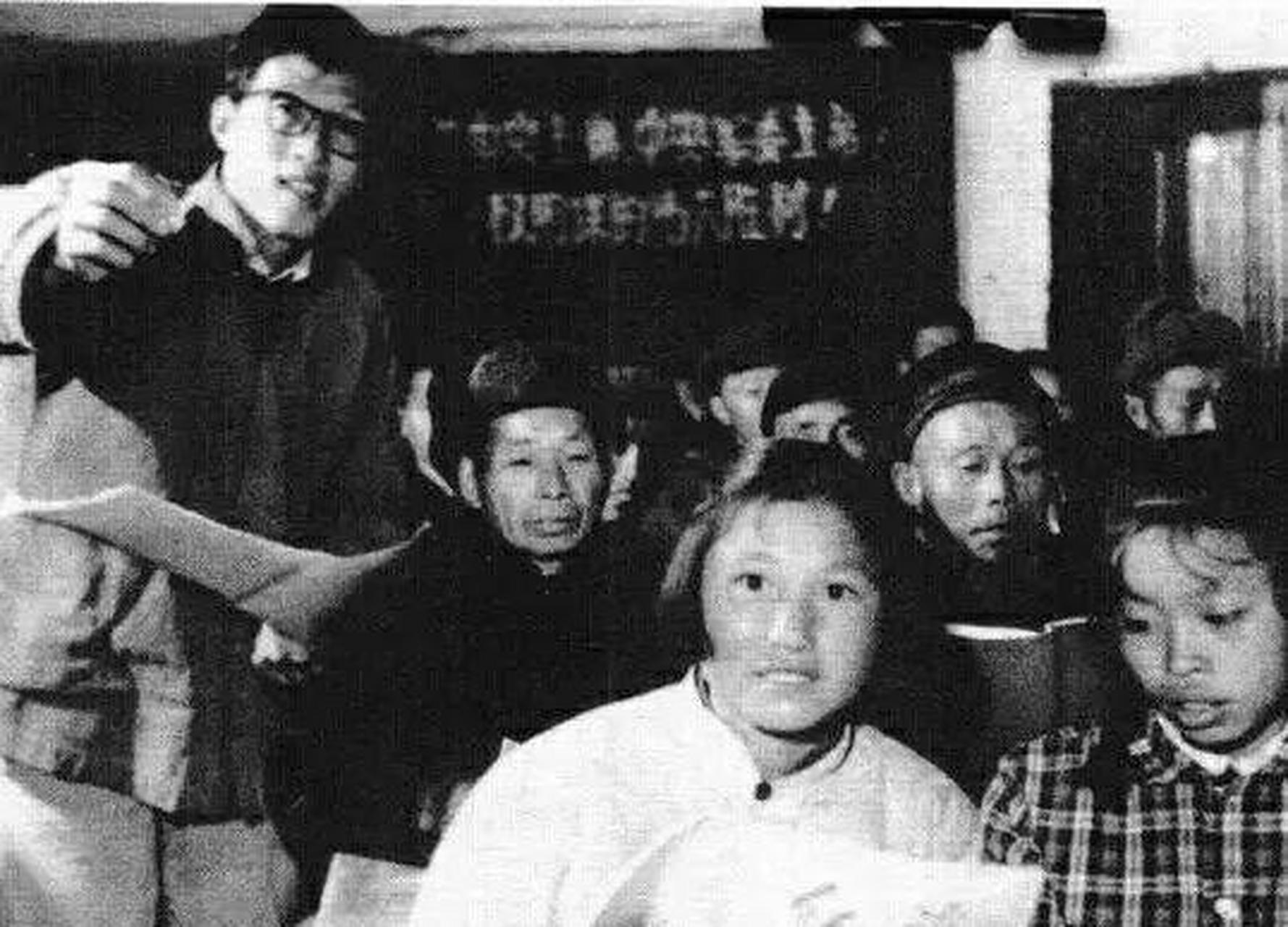 这张照片拍摄于1975年,上海知青奔赴江西崇仁郭圩公社插队,图中戴眼镜