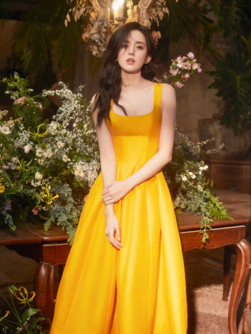 古力娜扎油画中 的公主|||古力娜扎的 一组写真,身穿黄色礼 服,宛若