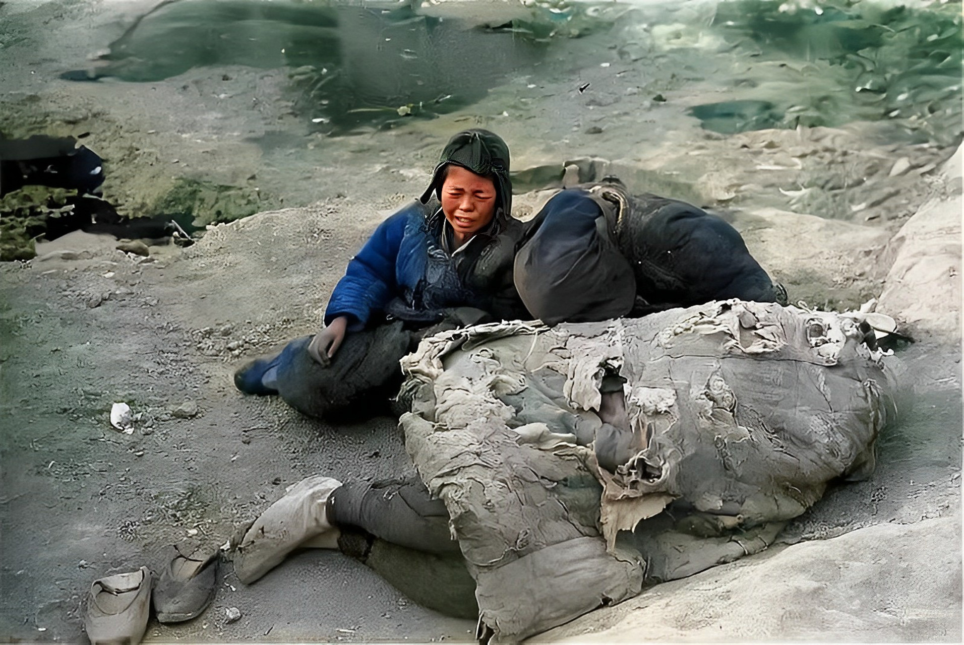 一张民国时代悲伤的老照片显示了一个刚刚去世的父亲,他盖着一床破烂