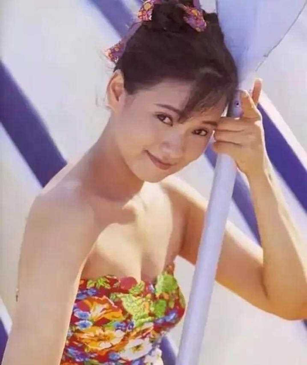 年轻时的伊能静的泳装照,那时的伊能静满脸胶原蛋白,清纯如水,是个娇