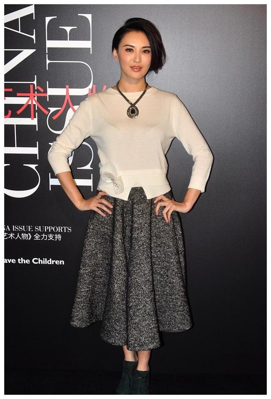 终于知道莫小棋为啥很少穿半裙了,女人味没咋变,但小腹有点明显