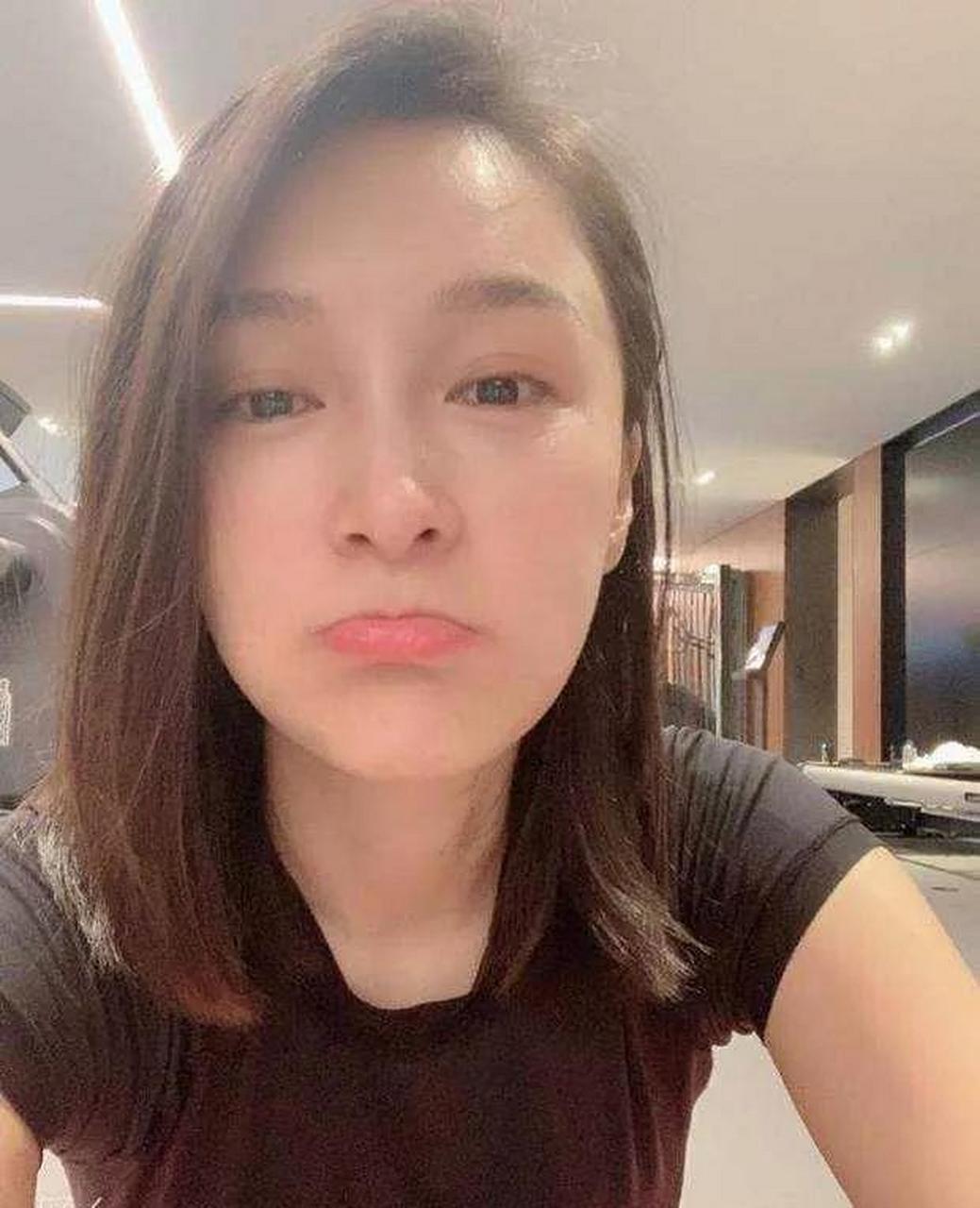 gif创作人# 饰演梦萍的乐珈彤晒 老公朱锐以及两人儿子的合照.