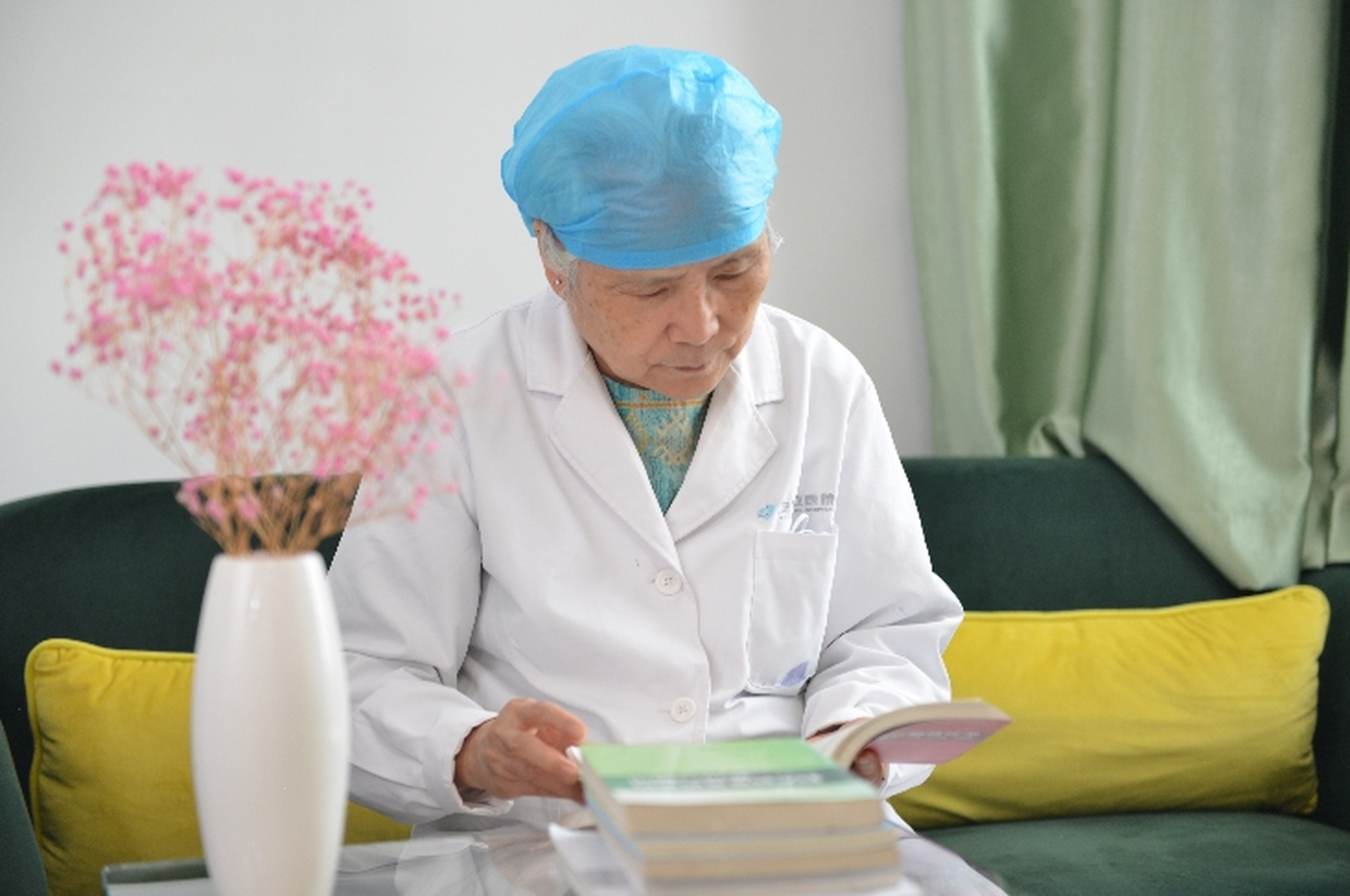 我是贾素梅 安徽省立医院妇产科主任医师 1969年毕业于安徽医学院