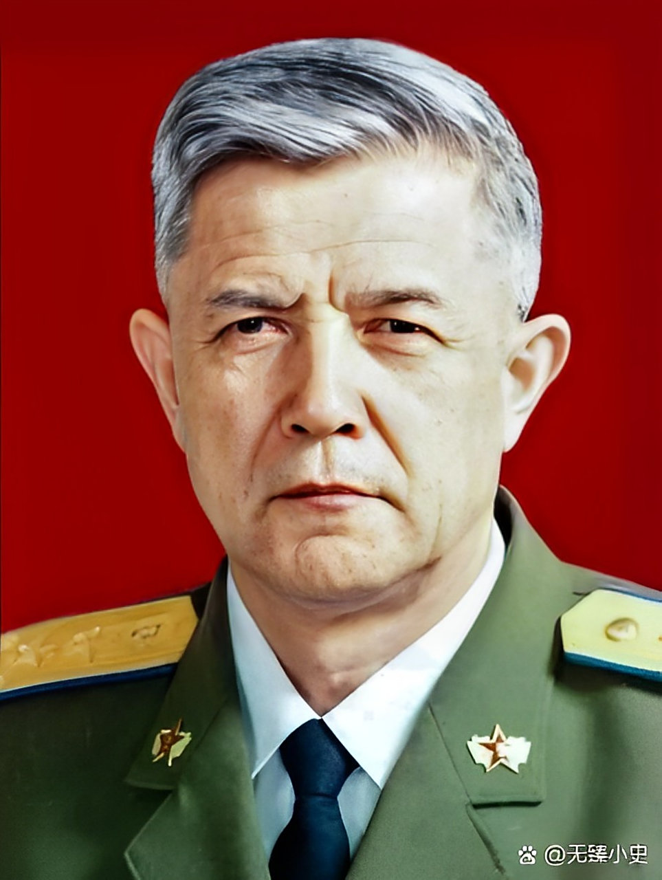 林虎将军,中国第一位白人将军,他的眼神犀利,不怒自威,曾一人喝趴17位