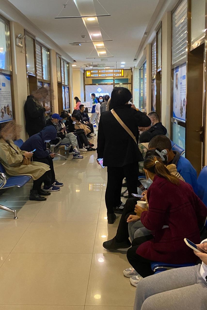 秋冬季节,抑郁,焦虑的患者越来越多,医院每天都是人来人往,门诊大楼