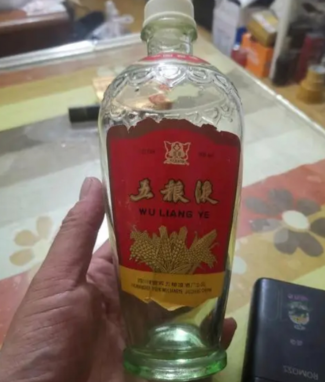是那种性价比很高的粮食酒,这位同学告诉我们说他带的87年五粮液酒市