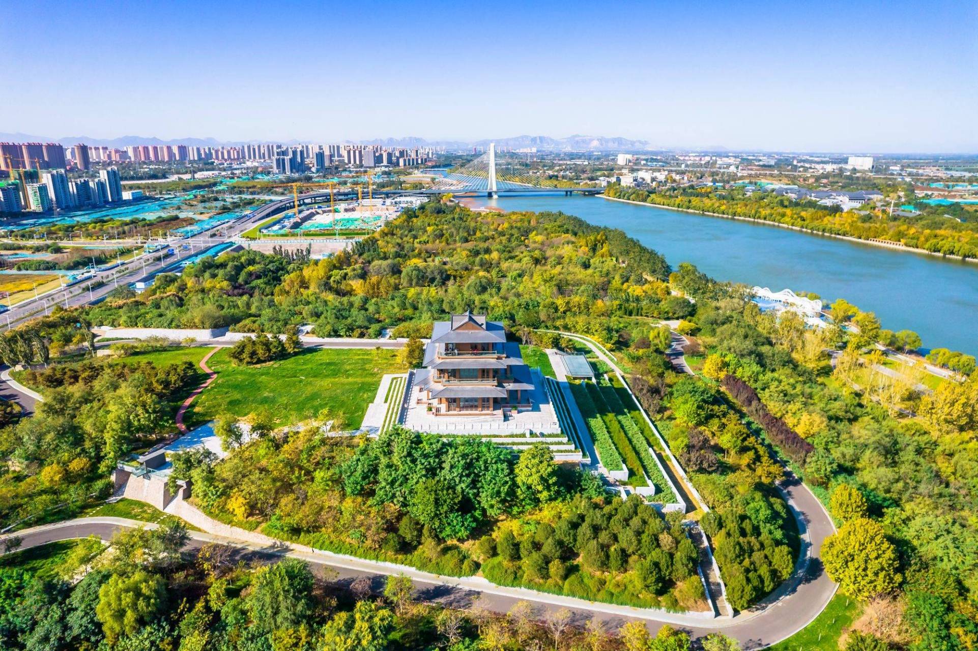 石家庄太平河城市片区,风光旖旎,碧波荡漾,是假日休闲游的好去处.