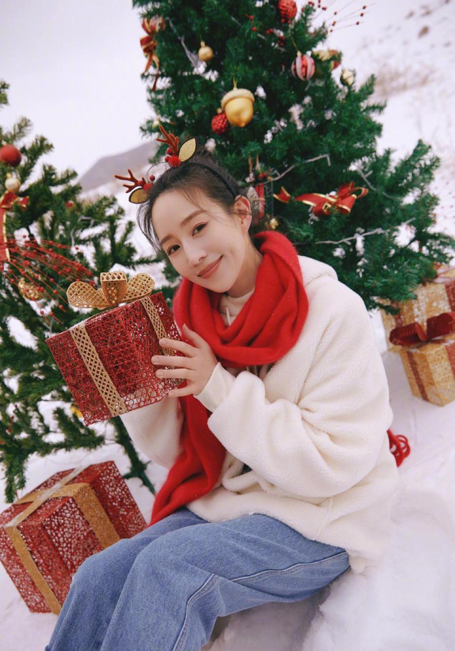 张钧甯圣诞雪景写真公开 扎着丸子头,穿仿羊羔绒连帽卫衣,搭配拼接