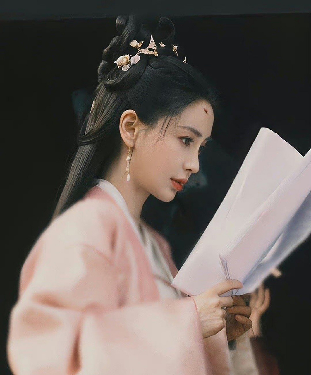angelababy 杨颖《相思令》的最新剧照,一身粉衣亮相,显得整个人清透