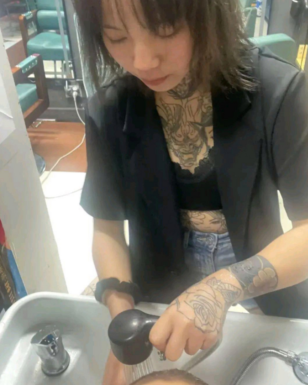 一看就是不好惹的理发店老板娘!