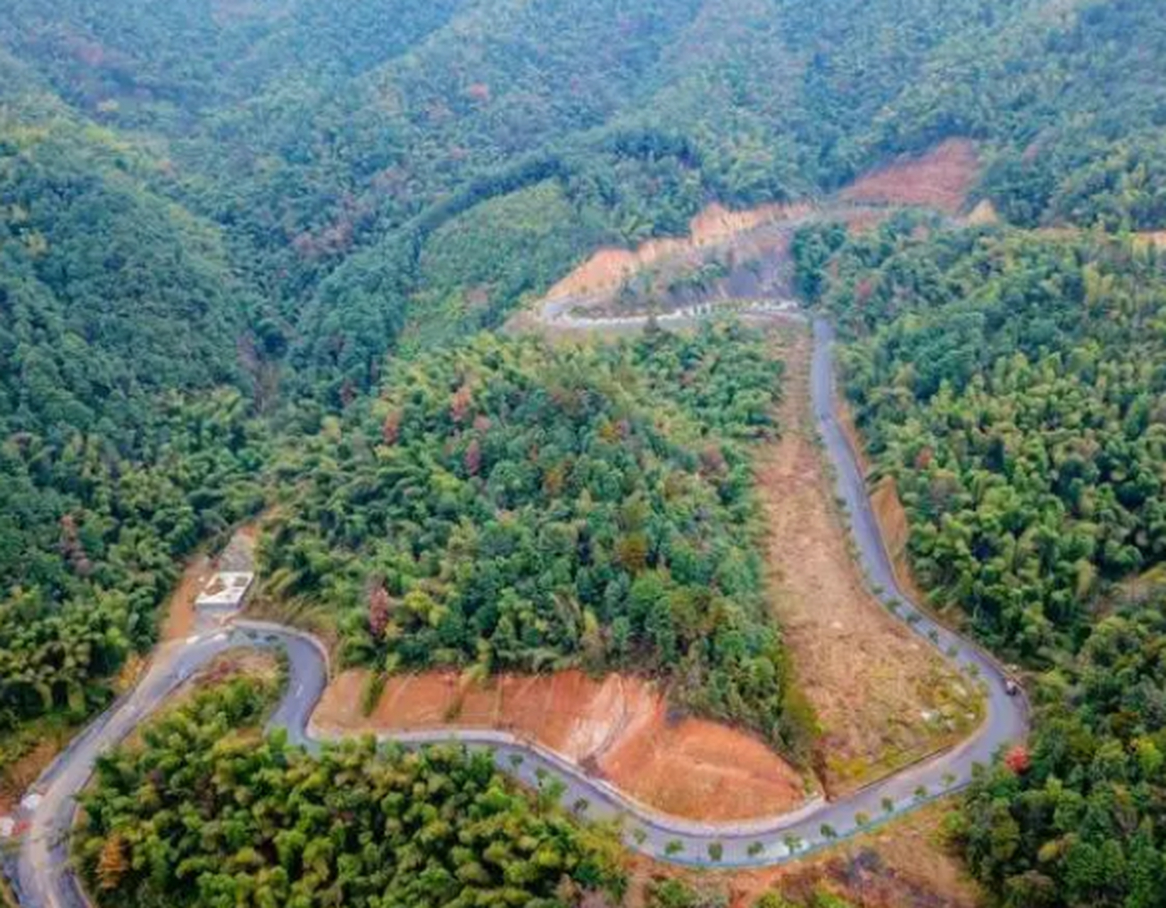 萧山楼塔境内的百药山是当地的名山,百药山游步道起点位于楼塔镇岩上