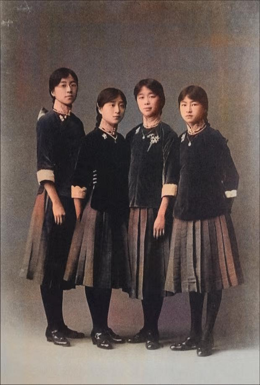 林徽因和表姐妹们身穿北京培华女子中学校服的合影,12岁的林徽因跟随