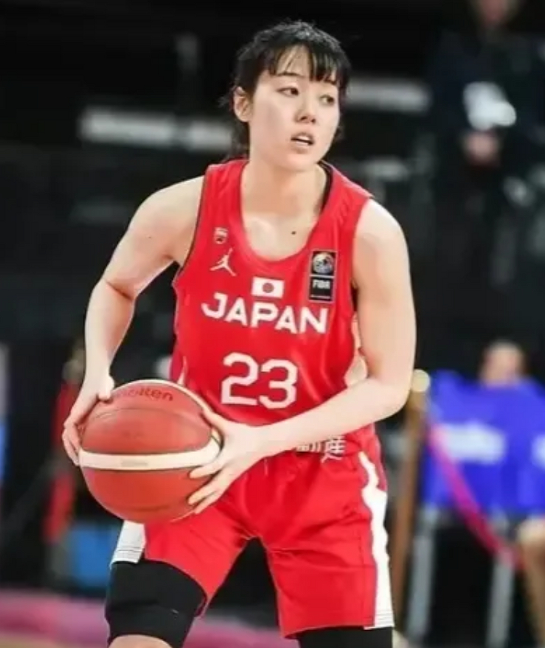 山本麻衣,日本女篮少有的的美女球员.身高163cm,体重58kg.