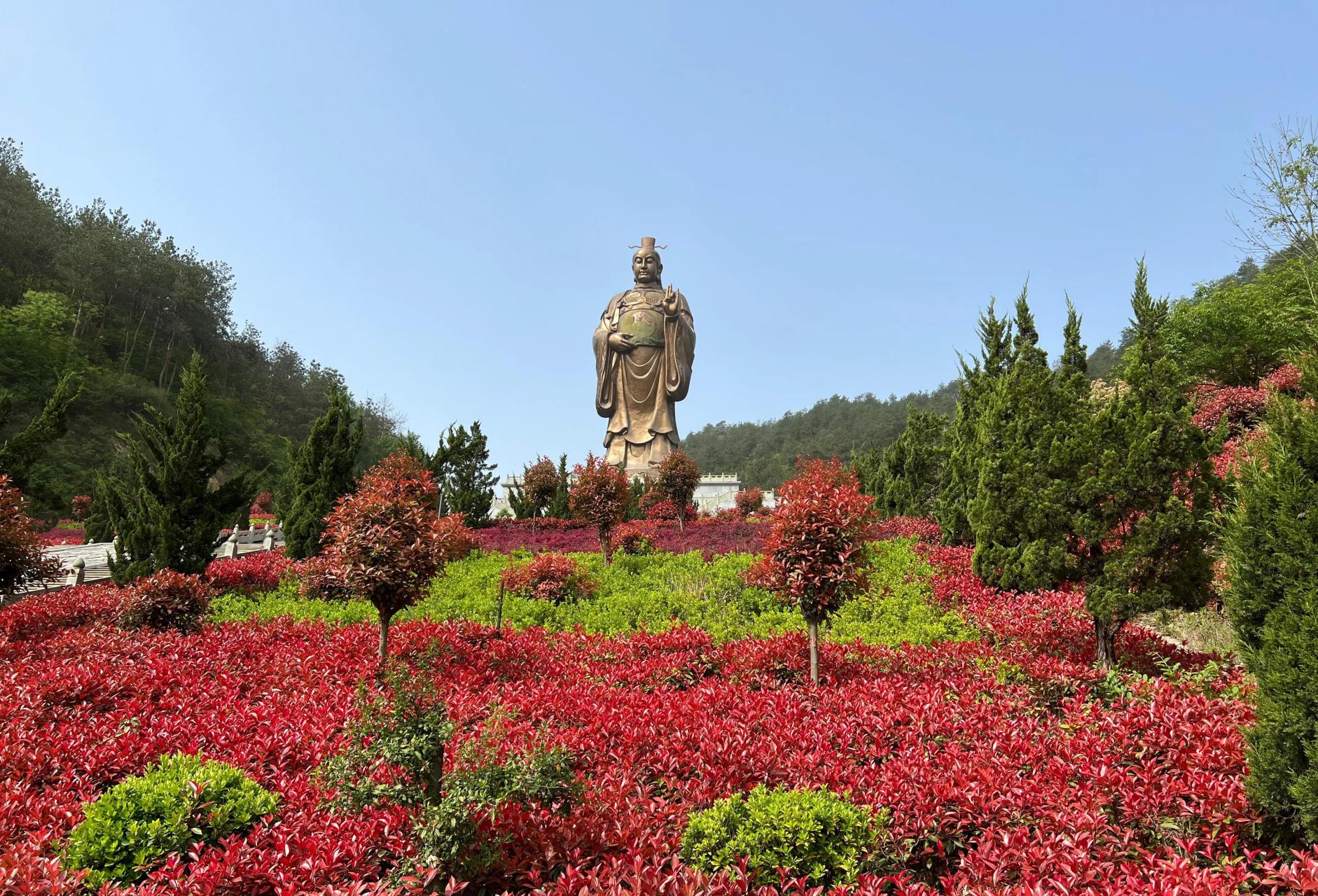 玄鼓山景区位于郧西县城关镇,海拔高度440米,总面积5平方公里.