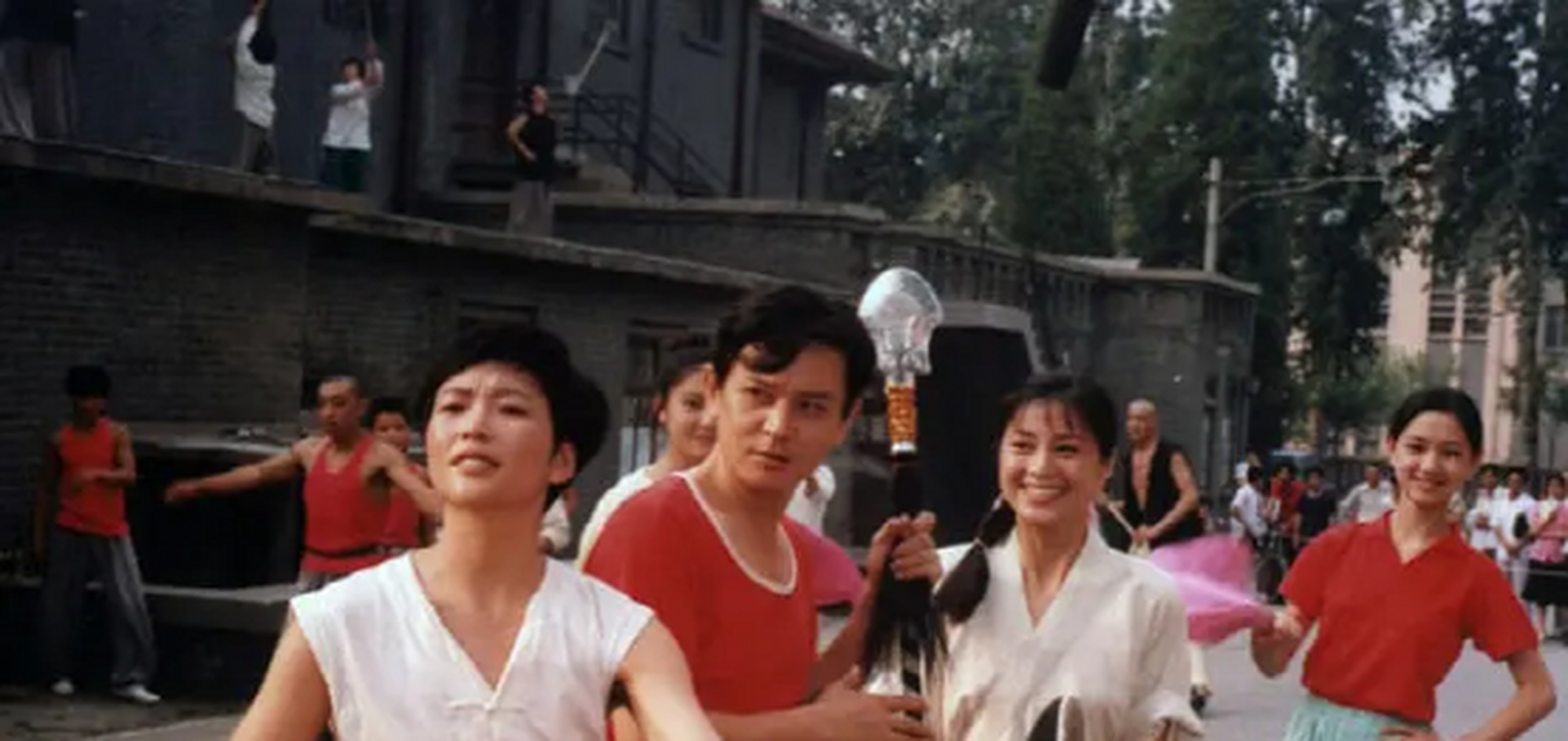 在1987年,黄蜀芹和李子羽,宋日勋合作编剧并导演了第一部女性题材电影